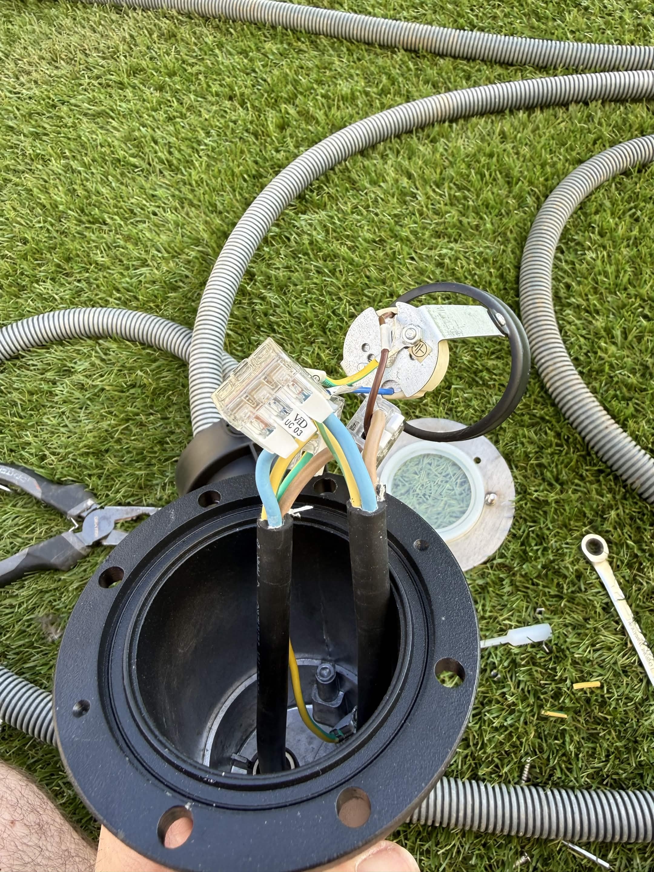 Raccordement du luminaire de jardin au câble d'alimentation avec des connecteurs Wago à clipser