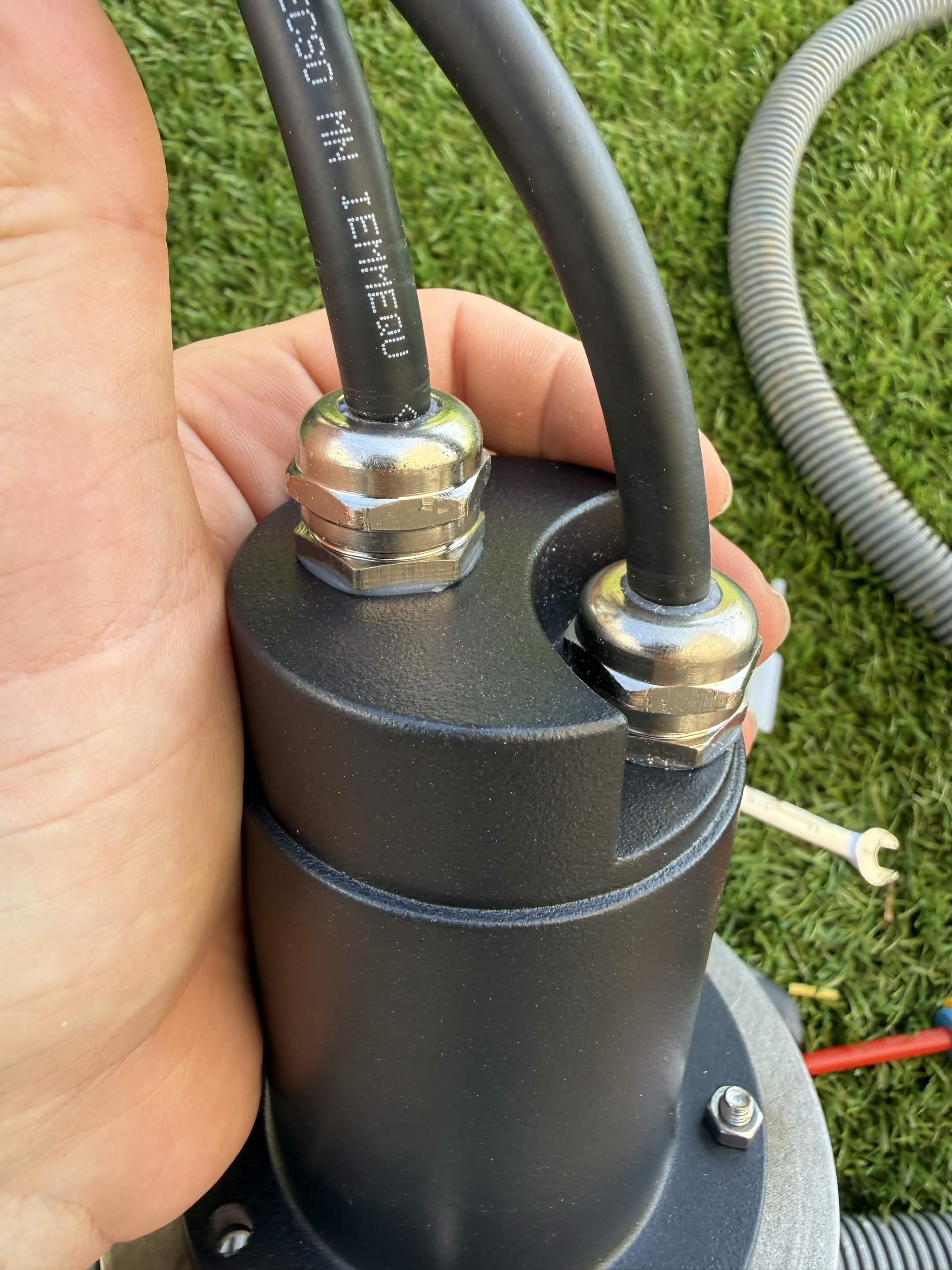 Serrage modéré des joints IP68 du luminaire et encadrement dans la terre