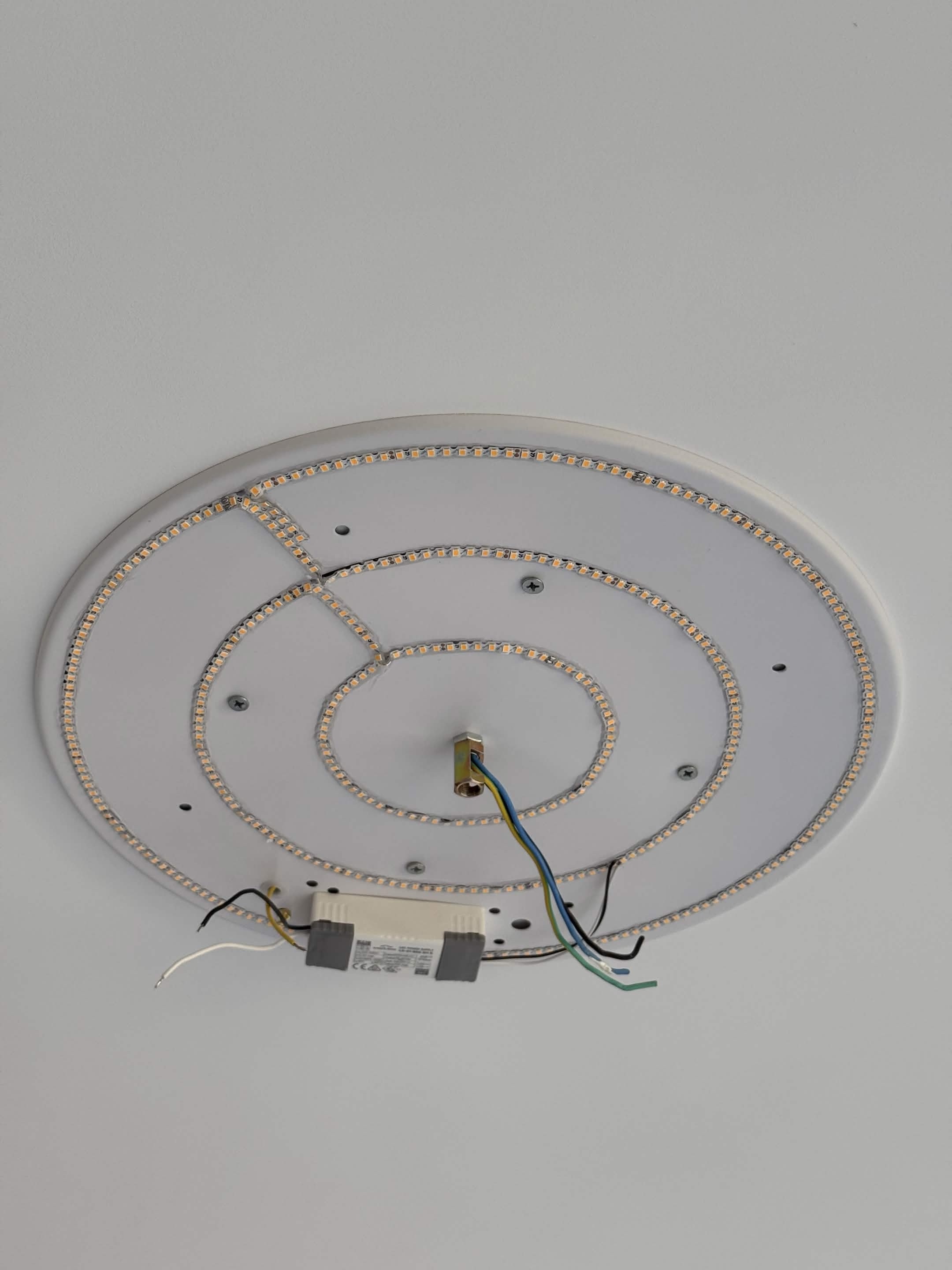 Base du plafonnier LED fixée au plafond avec raccordement électrique