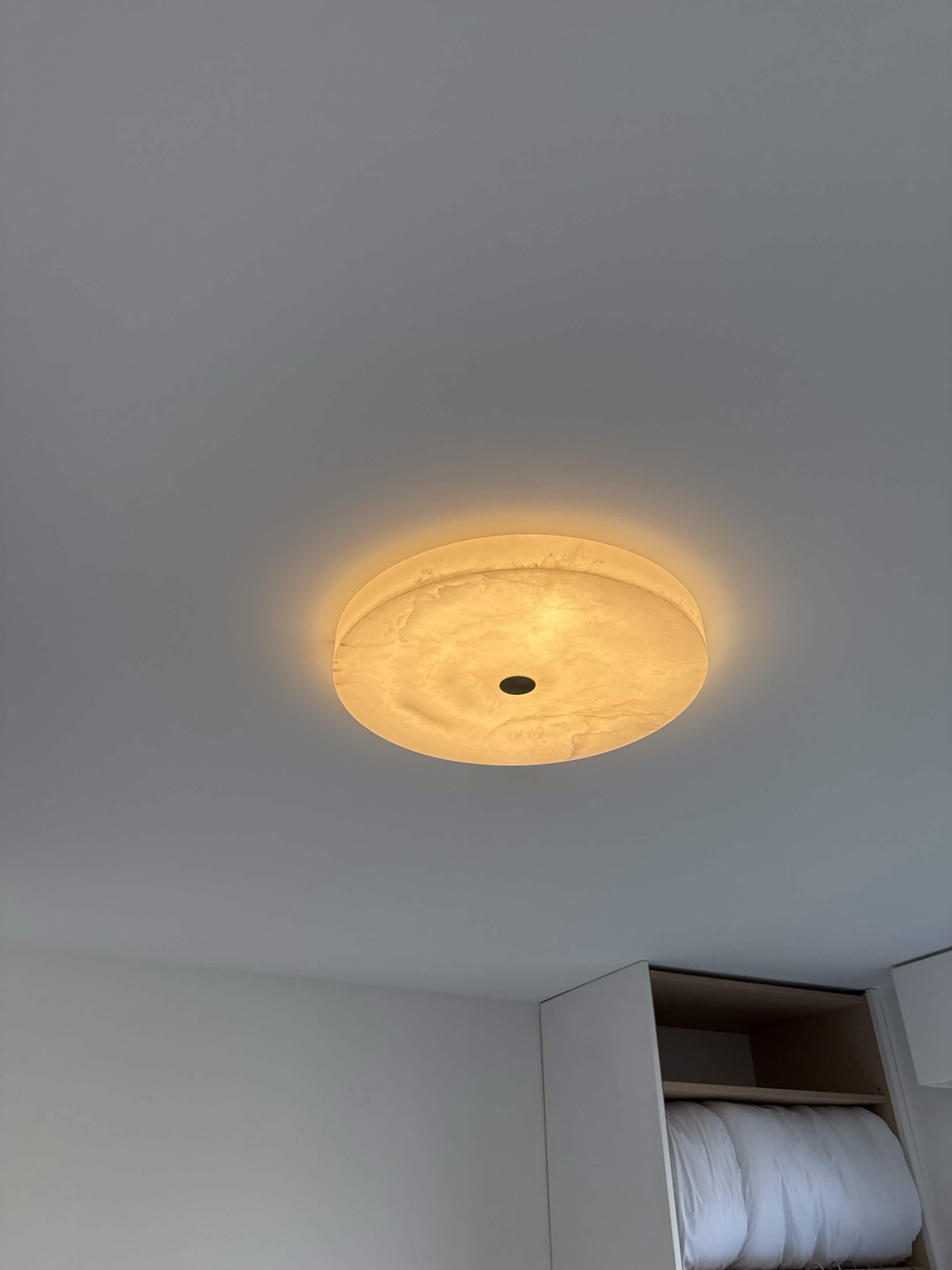 Plafonnier LED allumé après installation, vérification du bon fonctionnement