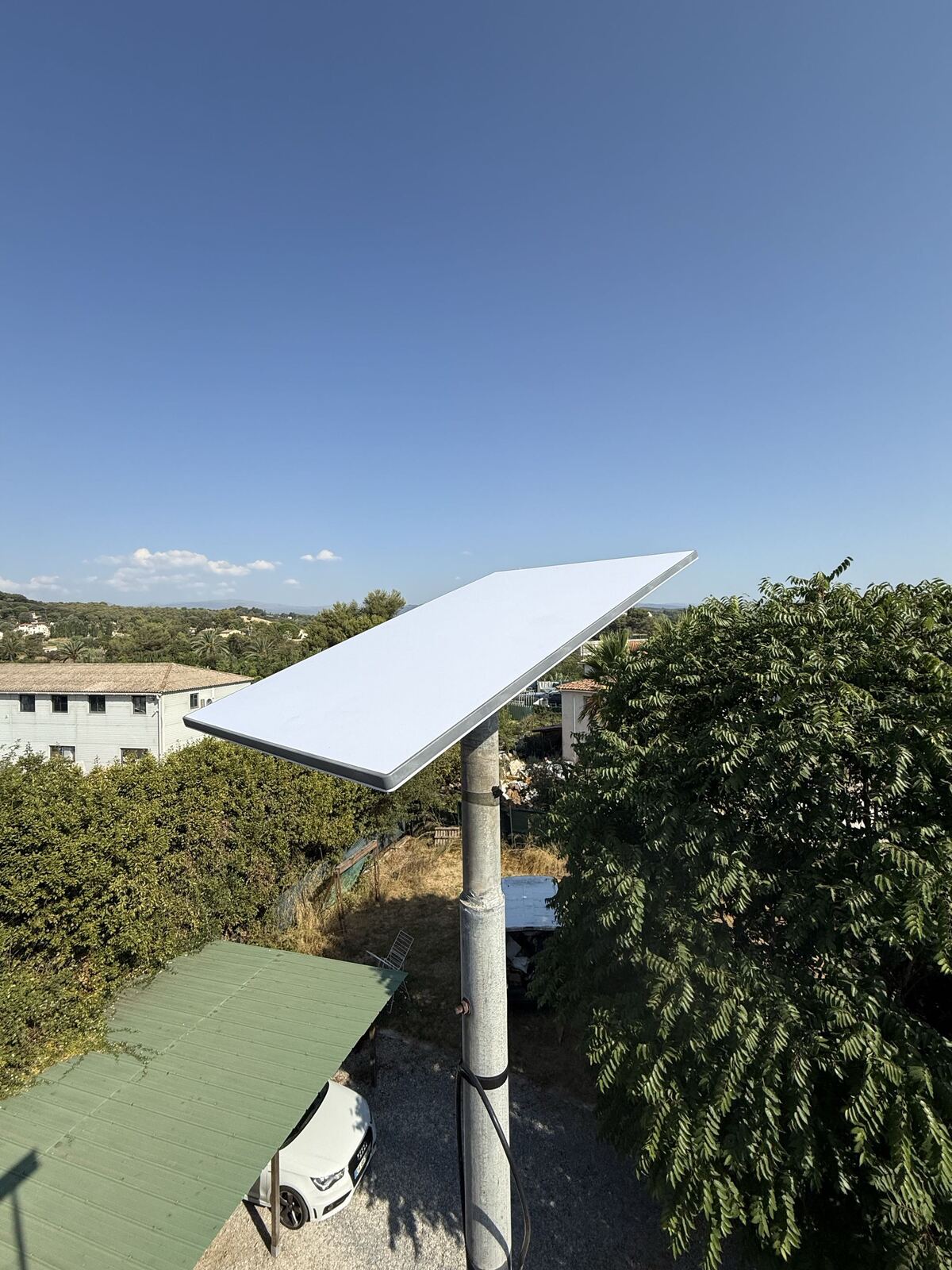 Starlink-Standard-Antenne, montiert auf einem Dachmast in Antibes, in den Alpes-Maritimes