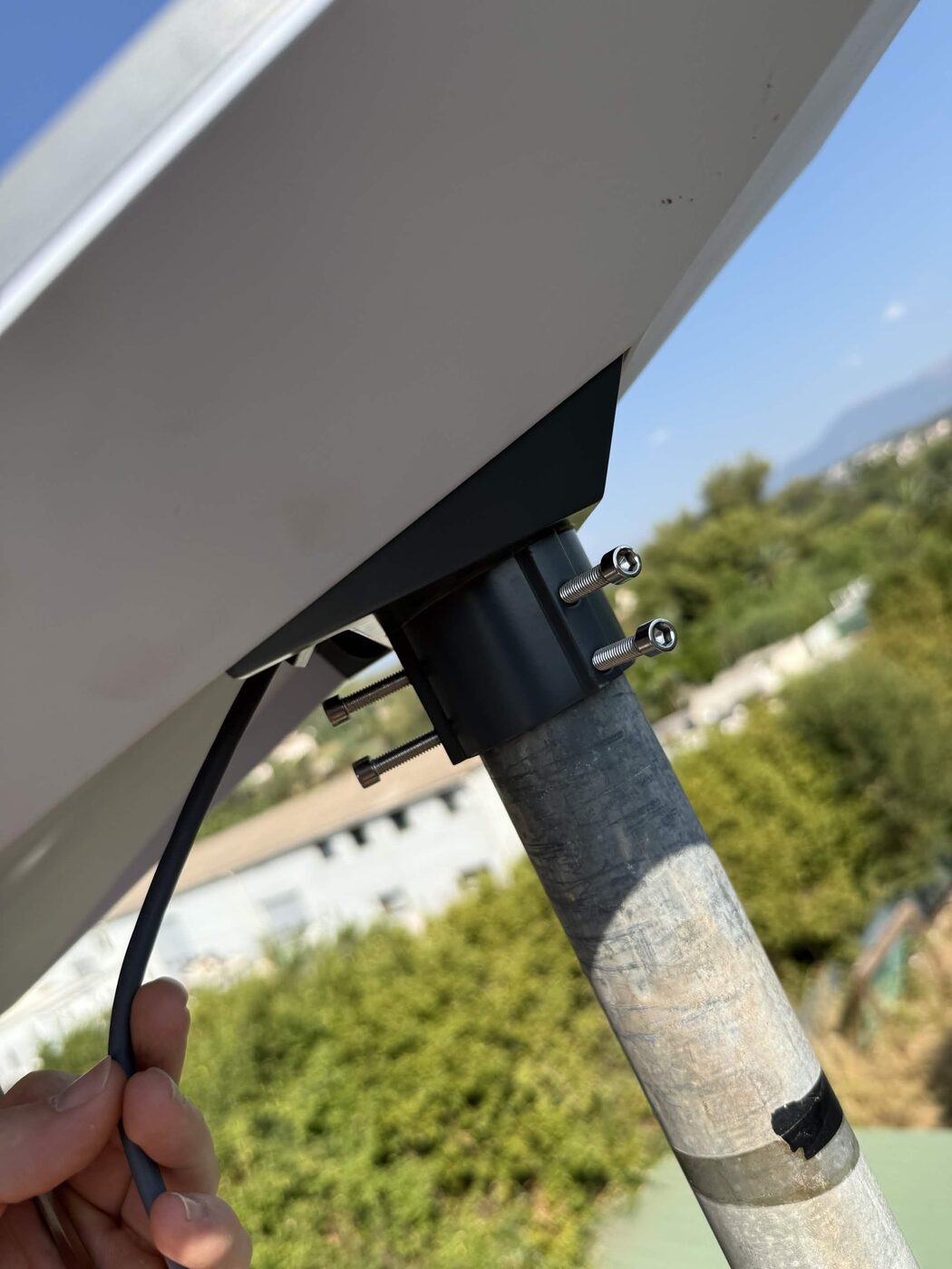 Befestigung der Starlink-Parabolantenne am Mast mit Halterung und verstärkter Verschraubung