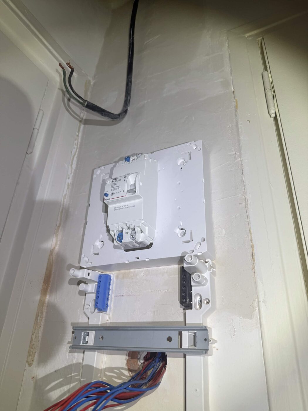 Détail du câblage et des connexions lors du remontage du boîtier du disjoncteur d'abonné