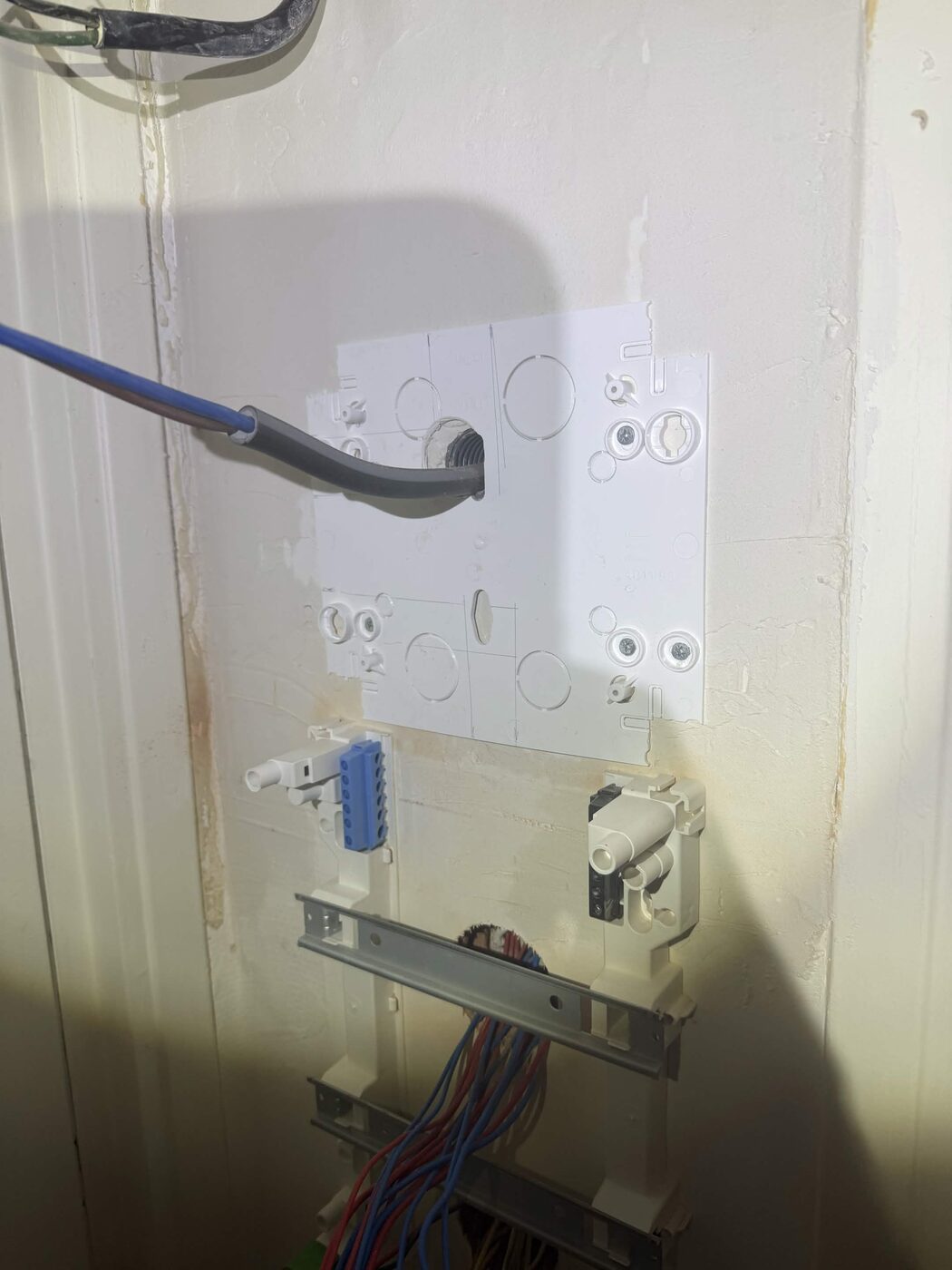Préparation du mur avec les supports et gaines pour la nouvelle position du disjoncteur d'abonné et du tableau électrique