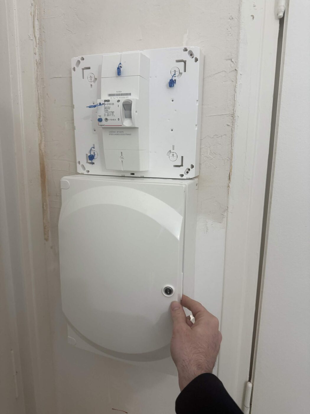 Tableau électrique fini avec sa porte refermée, à son nouvel emplacement dans le couloir